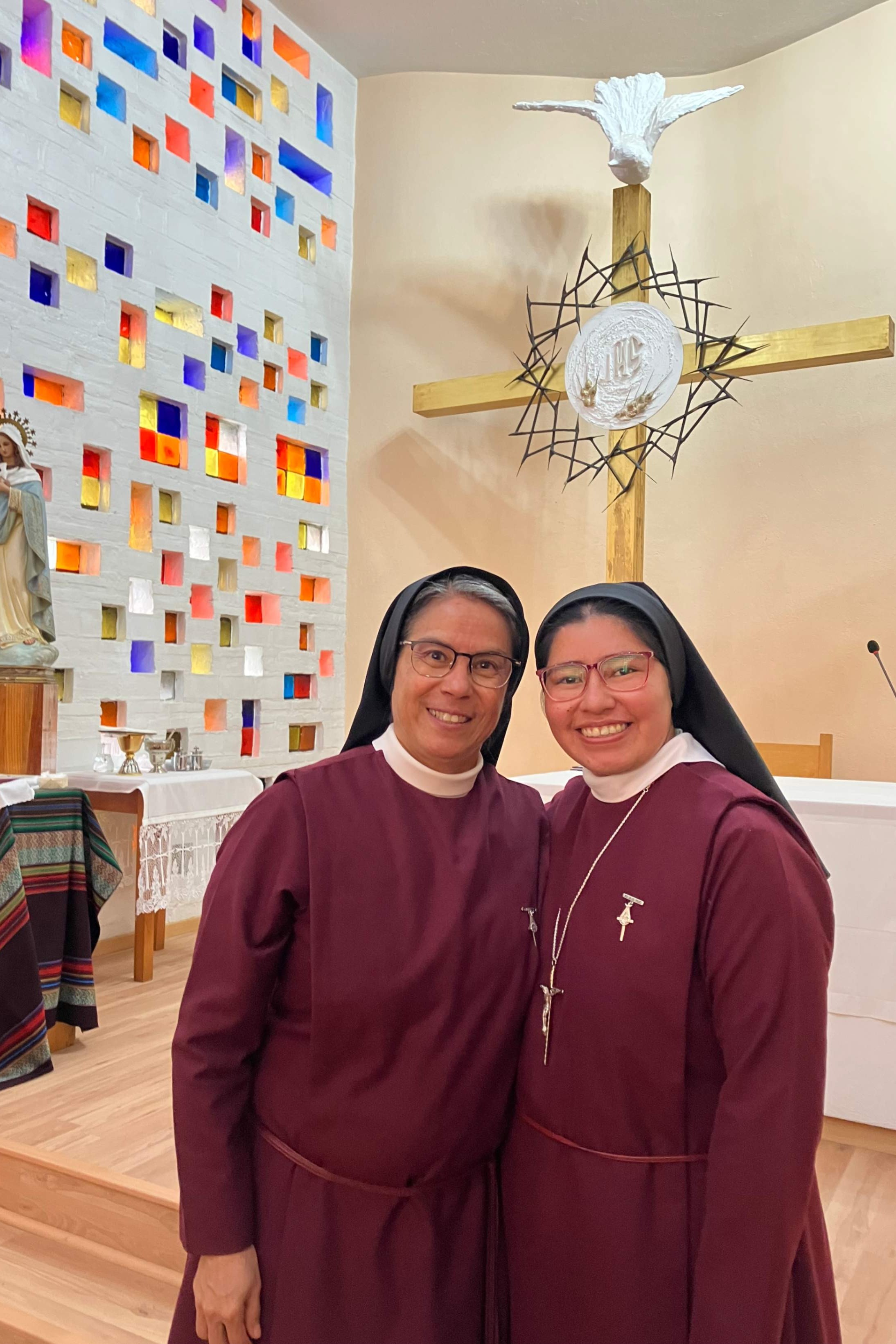 Hna. Aurora Becerra Guzmán junto con Hna. Ema Aguilar Castellón el día de la primera profesión de Aguilar como una de las Misioneras Eucarísticas de la Santísima Trinidad en febrero del 2026. (Foto: cortesía Hna. Aurora Becerra)