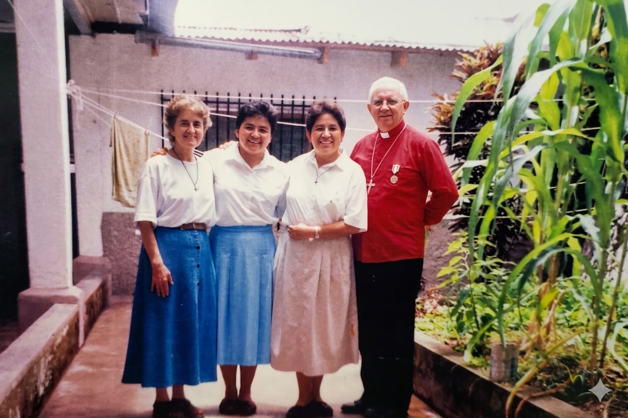 De izquierda a derecha: Lourdes González Sarabia, Guadalupe Gómez, Enedina Juárez, y Mons. Mauro Muldoon, OFM, cuando Juárez llegó a la nueva misión de las Hermanas de San José de Lyon en 1996 en Juticalpa, Olancho, Honduras. (Foto: cortesía de Enedina Juárez, restaurada con IA)