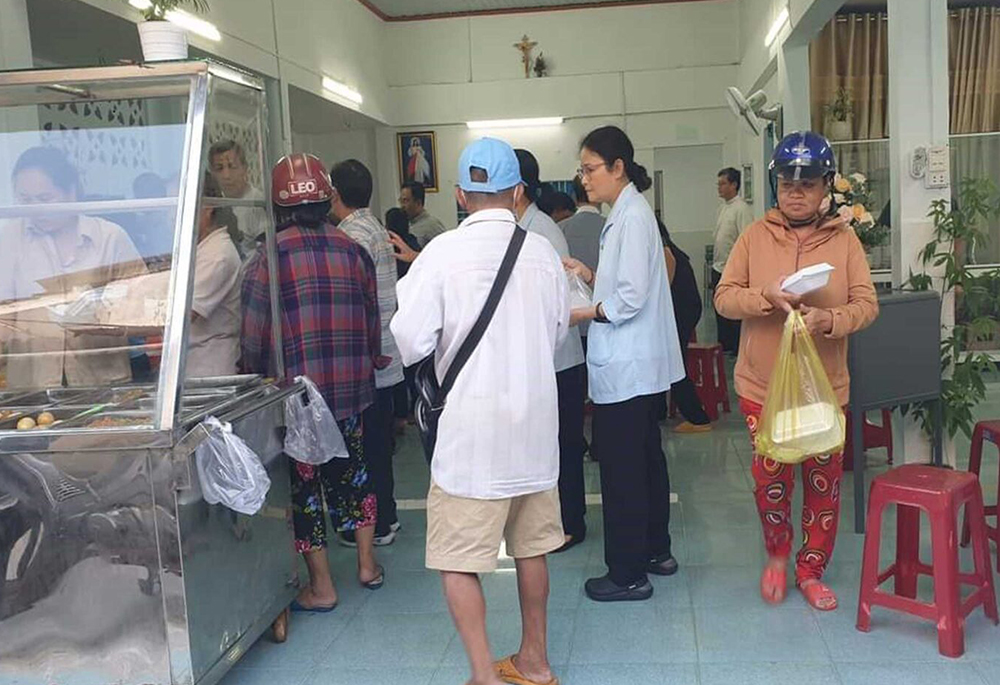 Sr. Trương Mỹ Lộc, of the Lovers of the Holy Cross of Dalat, talks to people to foster community and connection at the Kitchen of Love in Bao Loc, Lam Dong, Vietnam, on May 5, 2023.  (Sr. Nguyễn Hồng Ân)