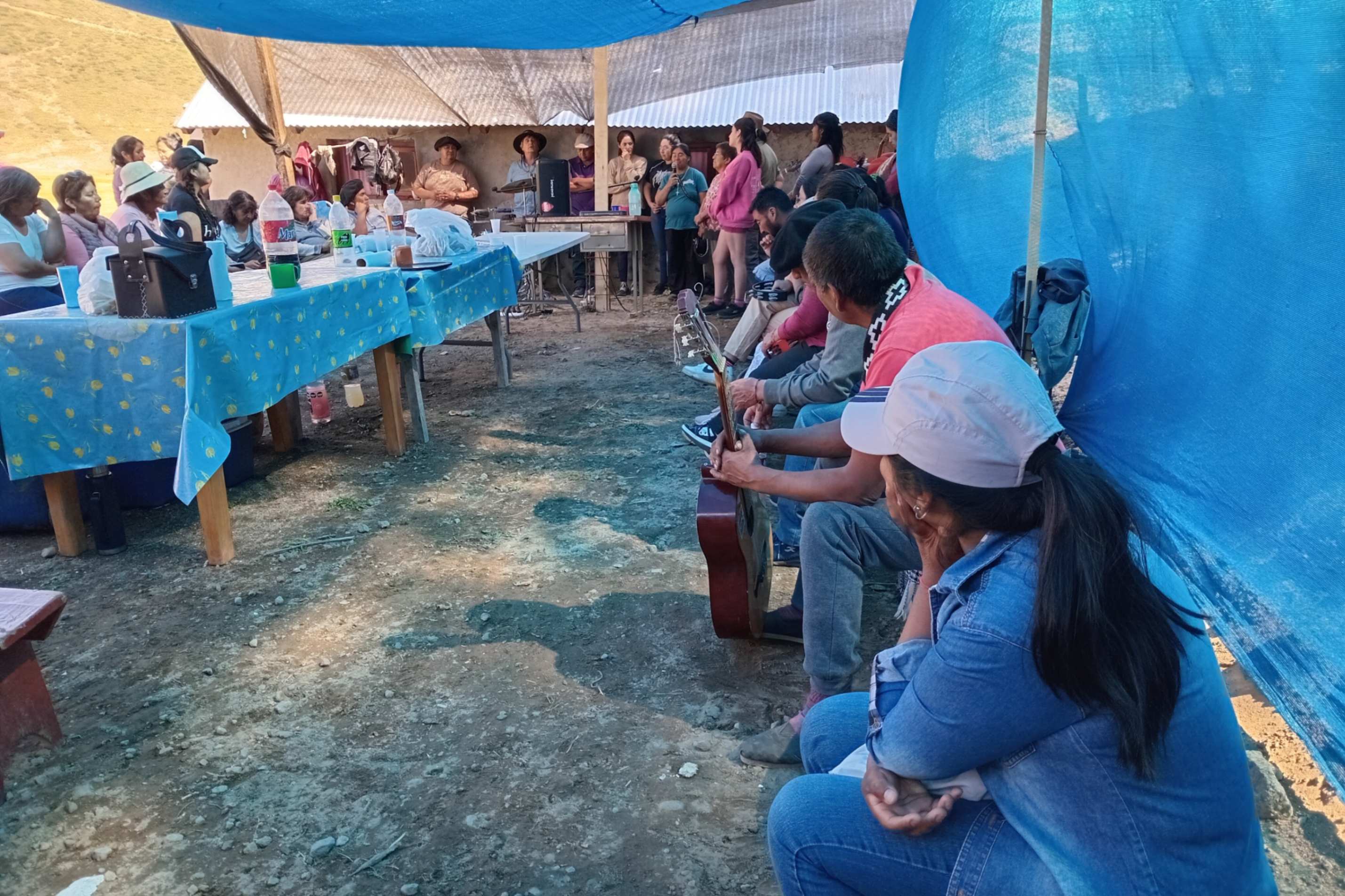 Convivio durante el encuentro de coros de las comunidades católicas mapuches en El Cajón de los Barros en Caviahue, Neuquén, Argentina el 24 de enero del 2026. (Foto: Ana Maria Siufi) 