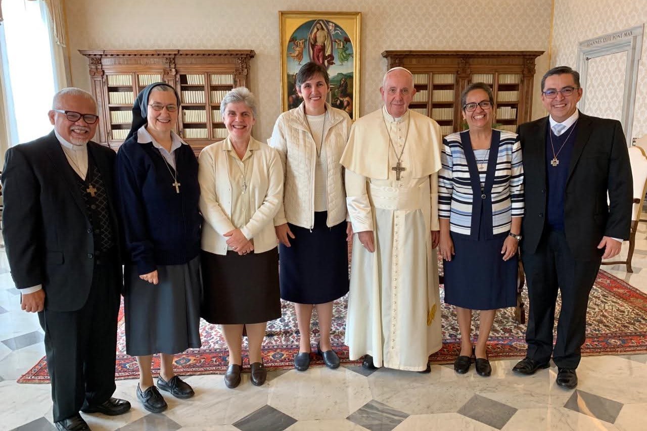 La hermana Nancy Negrón, vicepresidenta de la CLAR (2018-2022), junto al papa Francisco durante una visita oficial al Vaticano de la presidencia de la CLAR para presentar el Horizonte Inspirador y visitar dicasterios, en noviembre de 2019. (Foto: cortesía Nancy Negrón)