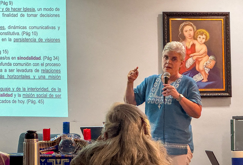 Hna. Daniela Cannavina, de las Hermanas Capuchinas de la Madre Rubatto, habla sobre la importancia de la sinodalidad el 21 de marzo del 2026 con miembros de la junta directiva de la Confederación de Religiosas y Religiosos de América Latina y el Caribe reunidos en la República Dominicana. Cannavina dice que el proceso de escucha, discusión, y acción de la sinodalidad "es el camino" para la Iglesia. (Foto: GSR/ Rhina Guidos)