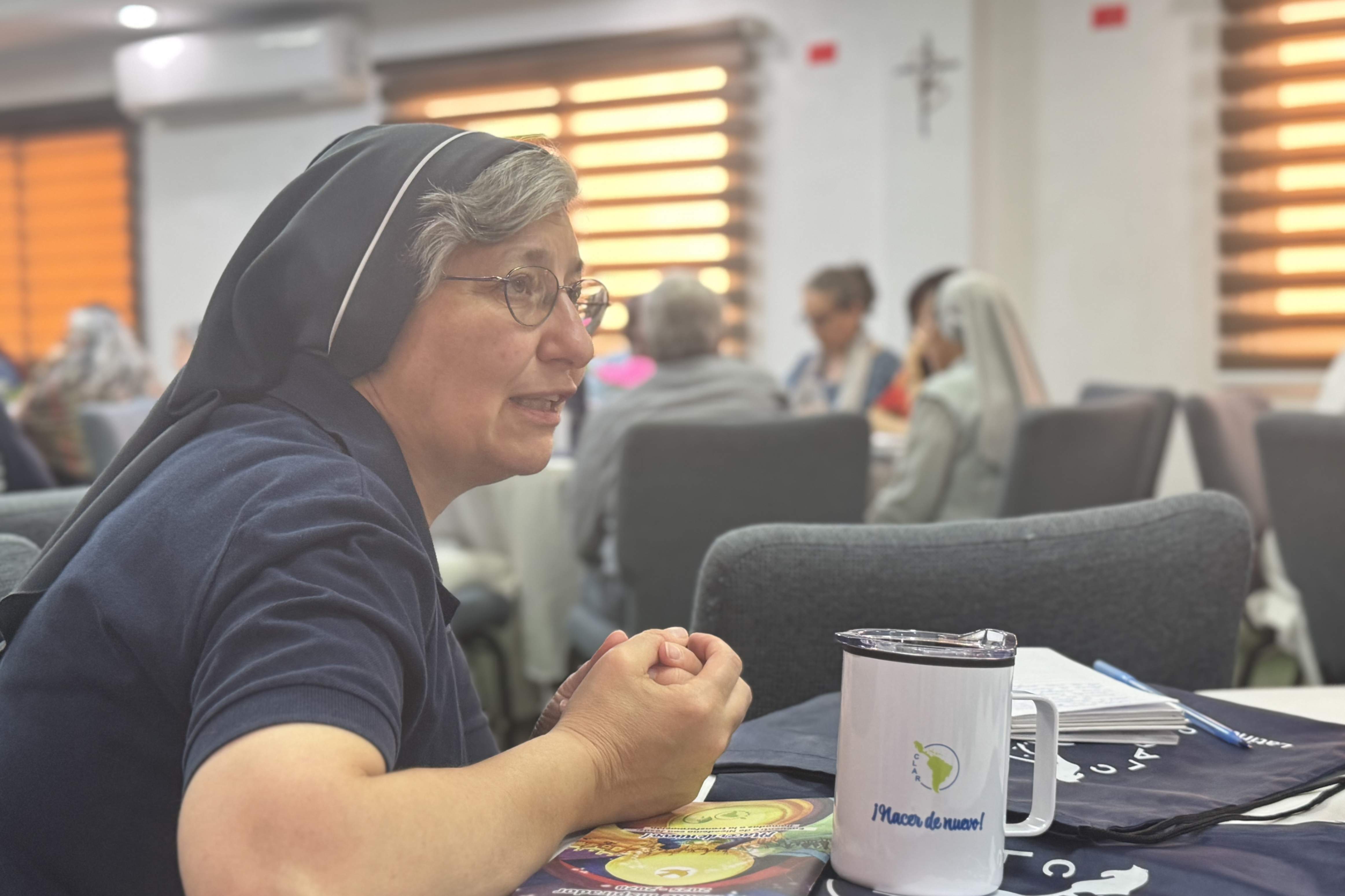 Hna. María Inés Castellaro habla con un grupo durante una reunión de la junta directiva de la Confederación Latinoamericana y Caribeña de Religiosas y Religiosos (CLAR) el 20 de marzo del 2026 en la República Dominicana. Castellaro, de la Congregación de las Hermanas de la Virgen Niña, asumió el puesto de secretaria general de la CLAR en mayo 2025. (Foto: GSR/ Rhina Guidos)
