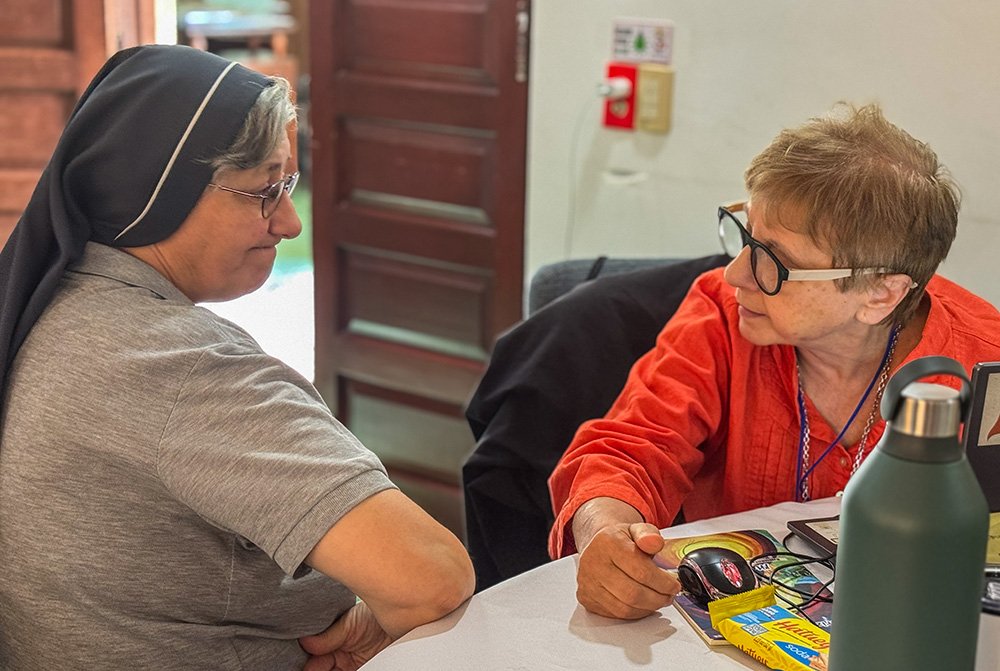 Hna. Graciela Laino, de las Hermanas Auxiliares Parroquiales de Santa María, a la derecha, habla con la Hna. María Inés Castellaro, secretaria general de la Confederación de Religiosas y Religiosos de América Latina y el Caribe durante una reunión en la Republica Dominicana el 21 de marzo del 2026. (Foto: GSR/ Rhina Guidos)