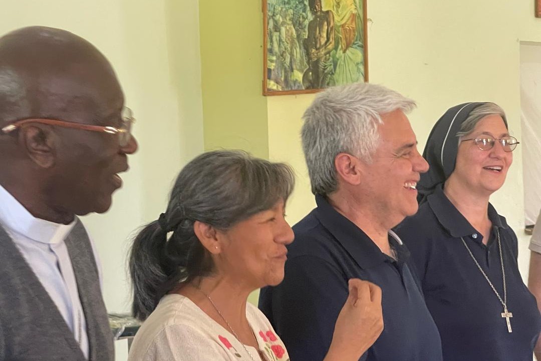 Hna. María Inés Castellaro, derecha, aparece en esta foto del 24 de marzo del 2026 durante una visita de la Confederación Latinoamericana y Caribeña de Religiosas y Religiosos (CLAR) a Haití. Castellaro, de la Congregación de las Hermanas de la Virgen Niña y secretaria general de la CLAR, dice que parte del papel de la CLAR es acompañar a la vida religiosa en situaciones difíciles. (Foto: GSR/cortesía CLAR)