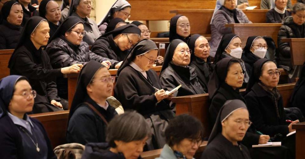 South Korean nuns attend a lecture on the use of AI in the capital Seoul on Feb. 24. (UCAN/Catholic Times of Korea)