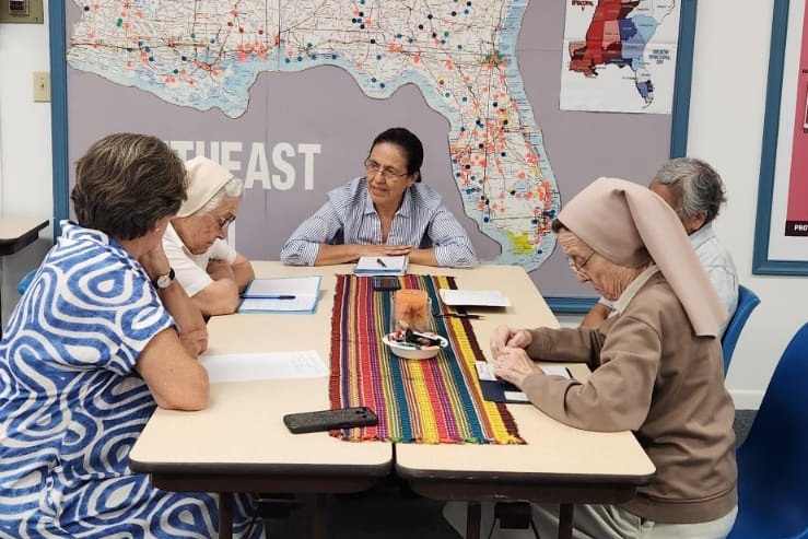 Al fondo, Claudia Cuadra, consejera provincial y delegada de educación de la provincia teresiana Nuestra Señora de la Paz. A la izquierda, Amelia Ibarra; al frente a la izquierda, Teresa Redó; al frente a la derecha, Ángeles Sendín, en julio del 2025. (Foto: cortesía Giselle Gómez)