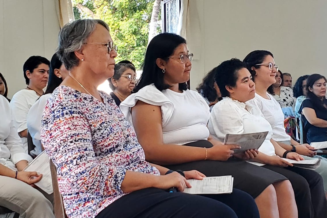 Profesión de votos el 27 de enero de 2025. De derecha a izquierda, Rebeca Gurdián, Clara Cruz, Rosa Flores y Giselle Gómez. Detrás, Ileana Urroz. (Foto: cortesía de Giselle Gómez)