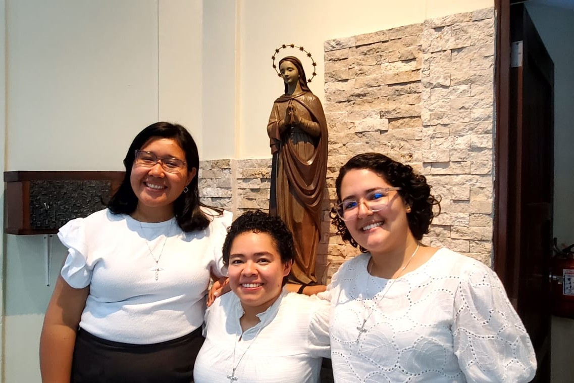 De derecha a izquierda: Rosa Flores, Clara Cruz y Rebeca Guardián, durante la profesión de votos temporales el 27 de enero de 2025.  (Foto: cortesía Giselle Gómez)