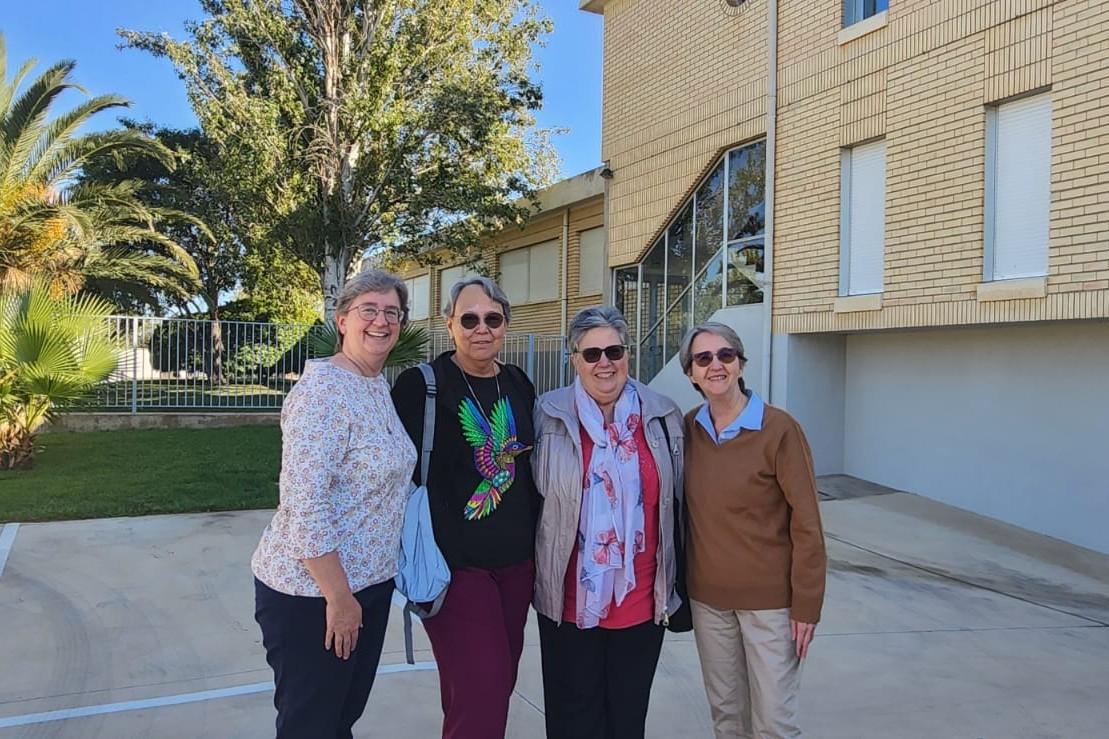 De izquierda a derecha: Clarice Suchy, consejera general; Giselle Gómez, coordinadora provincial de la provincia teresiana Nuestra Señora de la Paz; Mercedes Palos, hermana teresiana; Ángela Cuadra, coordinadora general en la casa general en Zaragoza, España, en septiembre de 2025. (Foto: cortesía Giselle Gómez)