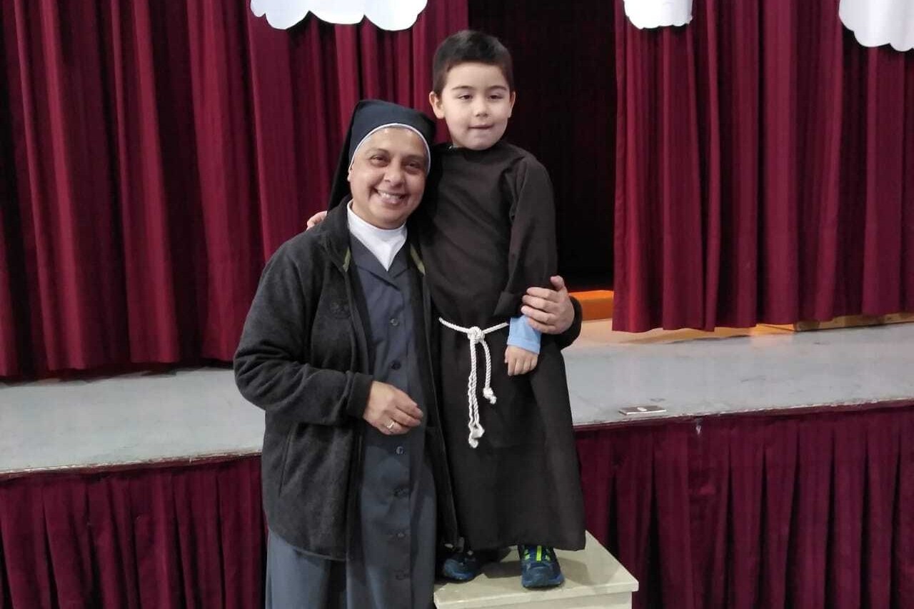 Hna. Liliana Graciela Andrada con un niño de 7años, quien representa a san Francisco de Asís en el colegio María Reina en Santiago de Chile, (Foto: cortesía Liliana Andrada)
