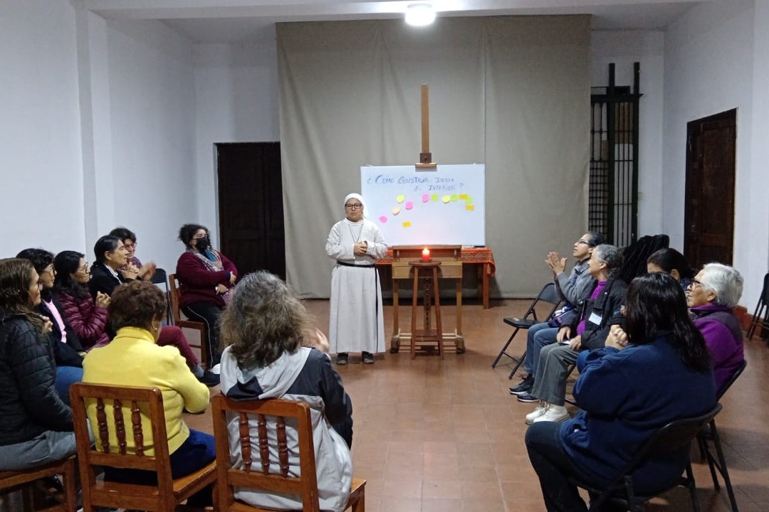 La Hna. Marlene Quispe dirige un taller para mujeres sobre el perdón como parte del ciclo "Retorno al Corazón", en el monasterio de la Encarnación en Lima, Perú, el 19 de junio de 2025. En el mismo lugar se realizará el próximo ciclo los días 11, 18, 25 de septiembre y 2 de octubre de 2025. Inscripciones e información: WhatsApp +51 941 196 962. (Foto: cortesía de Marlene Quispe)
