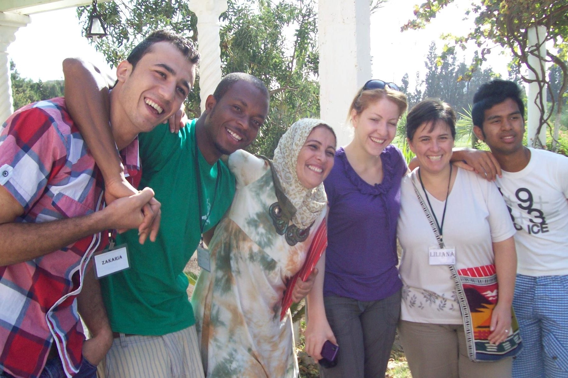 Liliana Parlanti, de las Hnas. Misioneras de Ntra. Sra. de los Apóstoles, segunda de derecha a izquierda, acompañando a jóvenes cristianos y musulmanes en la Escuela de la Diferencia en Orán, Argelia. (Foto: cortesía de Liliana Parlanti)