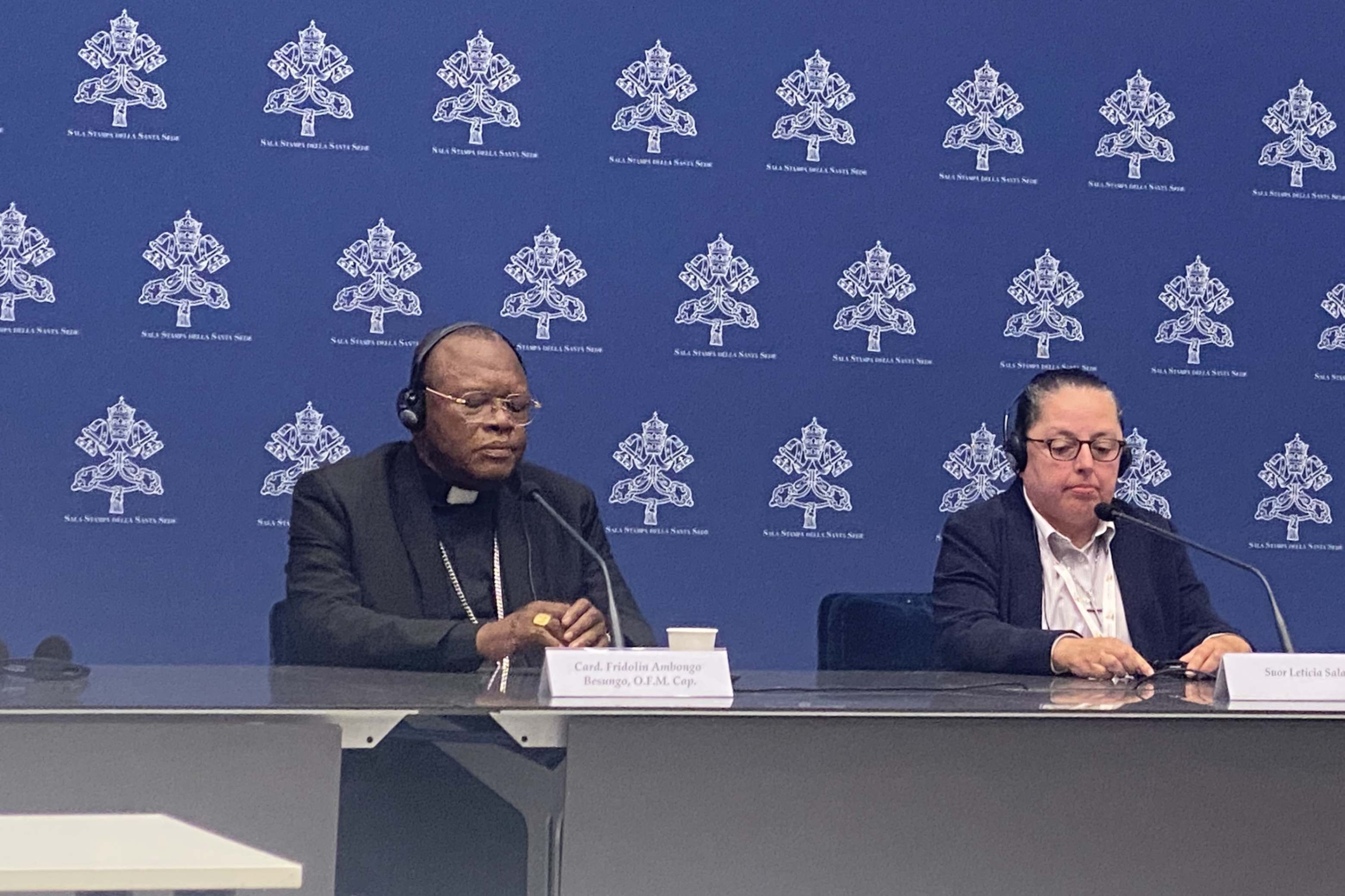 Hna. Leticia Salazar, derecha, delegada de EE .UU. al Sínodo sobre la Sinodalidad, escucha preguntas de la prensa a la par del cardenal Fridolin Ambongo, de Kinshasa, Congo, durante una rueda de prensa en el Vaticano el 7 de octubre de 2023. El Sínodo nos invita a escucharnos los unos a los otros, pero también acompañarnos durante momentos difíciles, dijo Salazar. (Foto: GSR/Rhina Guidos)