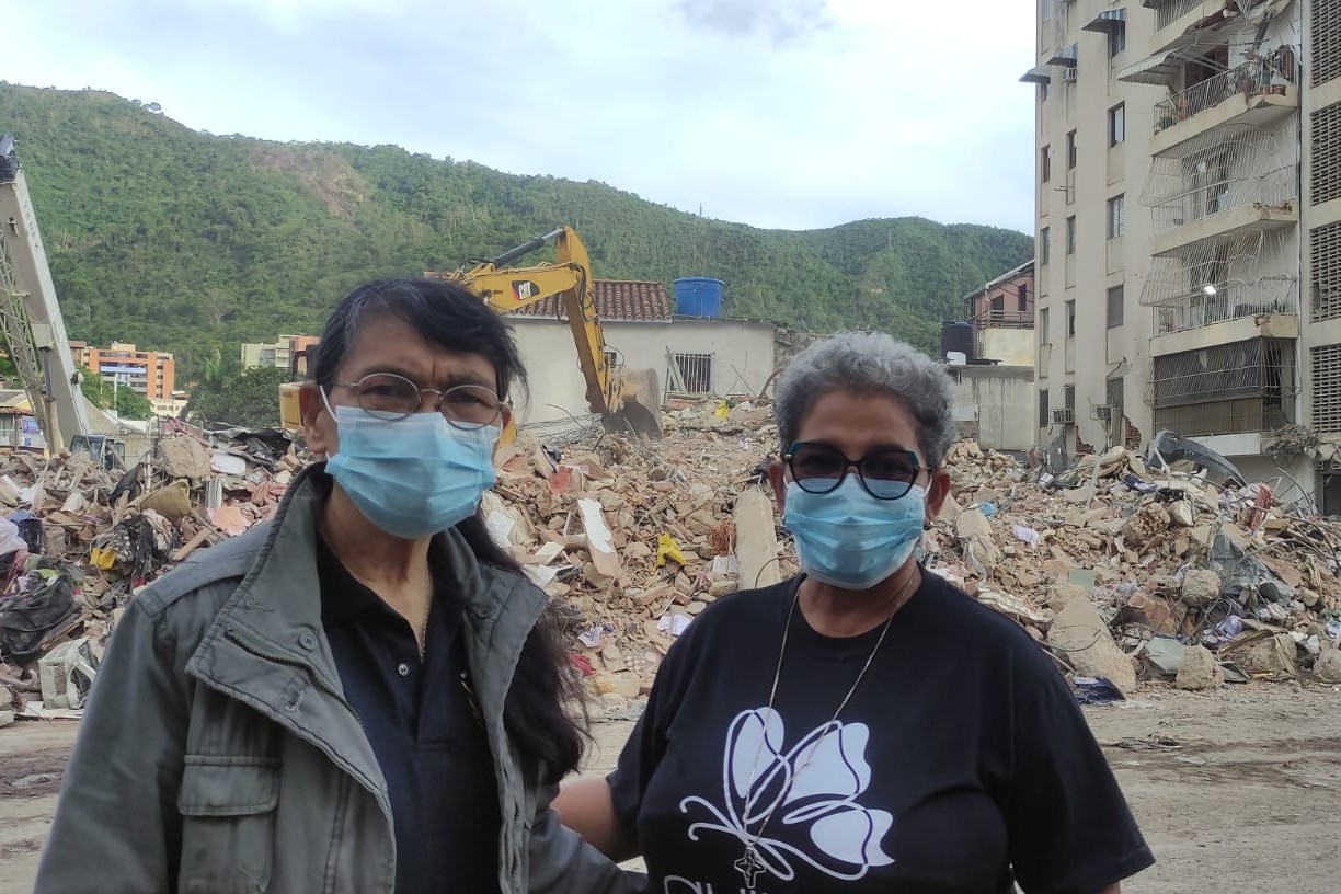 De izquierda a derecha, la Hna. Emma Panizales y la Hna. Maigualida Riera, de las Misioneras Médicas de Venezuela, durante una visita a Caraballeda, una de las zonas más afectadas del estado de La Guaira, por los terremotos del 24 de junio de 2026. (Foto cortesía: Misioneras Médicas de Venezuela)