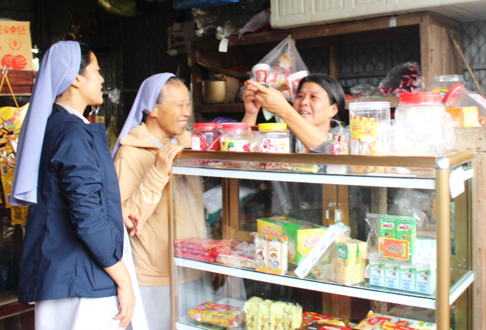 St. Paul de Chartres Srs. Marie Claire Tran Thi Tuyet (left) and Marie Monique Nguyen Thi Thanh talk with Teresa Nguyen Thi Duoc at her home in Da Nang on April 17, 2026. (Joachim Pham)