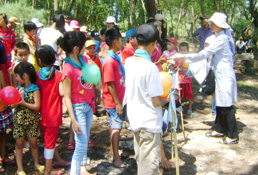 Sr. Marie Martha Tran Thi Tuyet leads games with children of leprosy patients on the beach in Da Nang on May 30, 2026. (Joachim Pham)
