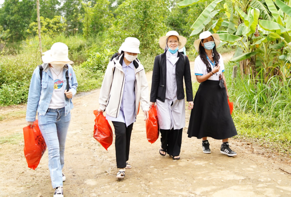 Srs. Anna Truong Thi Thanh (second from left), Marie Martha Tran Thi Tuyet (third from left), and two other volunteers bring gifts to leprosy patients at Thuong Trach village in Da Nang on May 30, 2026. (Joachim Pham)