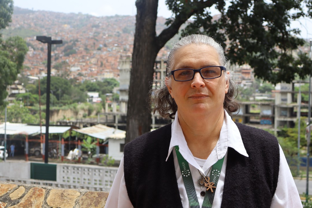 La Hna. Maribel Marquina, secretaria ejecutiva de la Confederación Venezolana de Religiosos y Religiosas, posa para una foto en la sede de la  Conferencia Episcopal Venezolana, en Caracas, Venezuela, el 10 de julio de 2026. (Foto: Graciela Portillo)