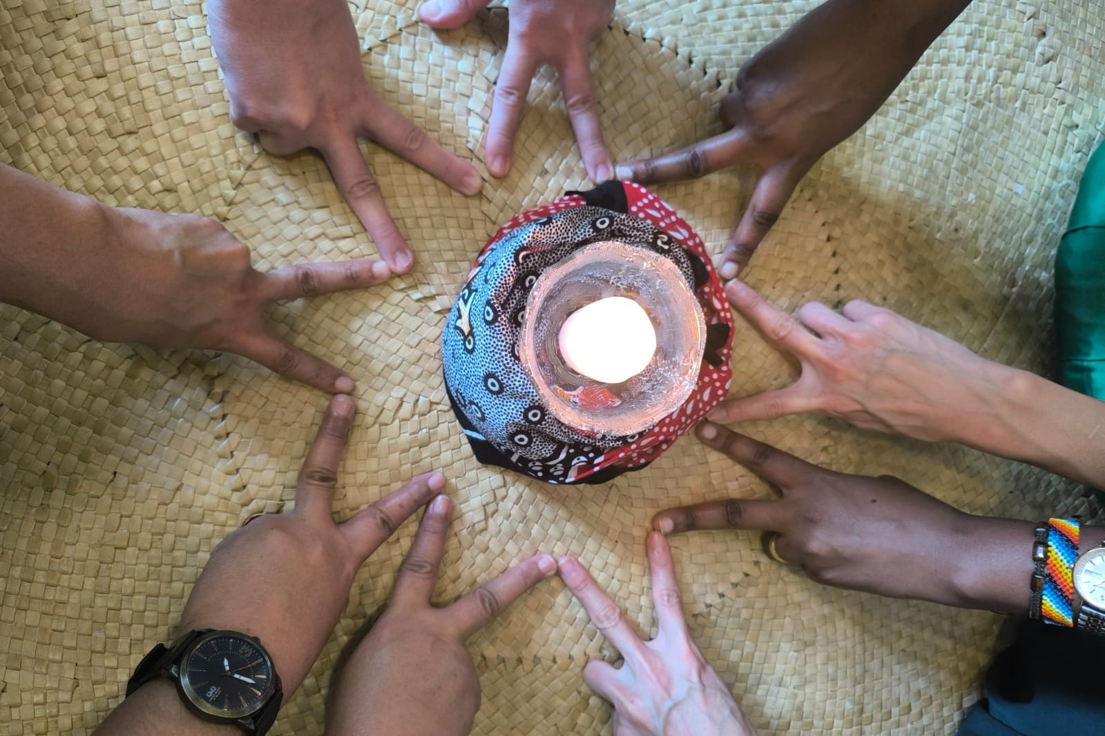 Las manos de hermanas de Filipinas, Myanmar [antigua Birmania], Mozambique y Latinoamérica rodean la luz de Jesús, símbolo de nuestra unidad en la diversidad. (Foto: Vuelo en V) 