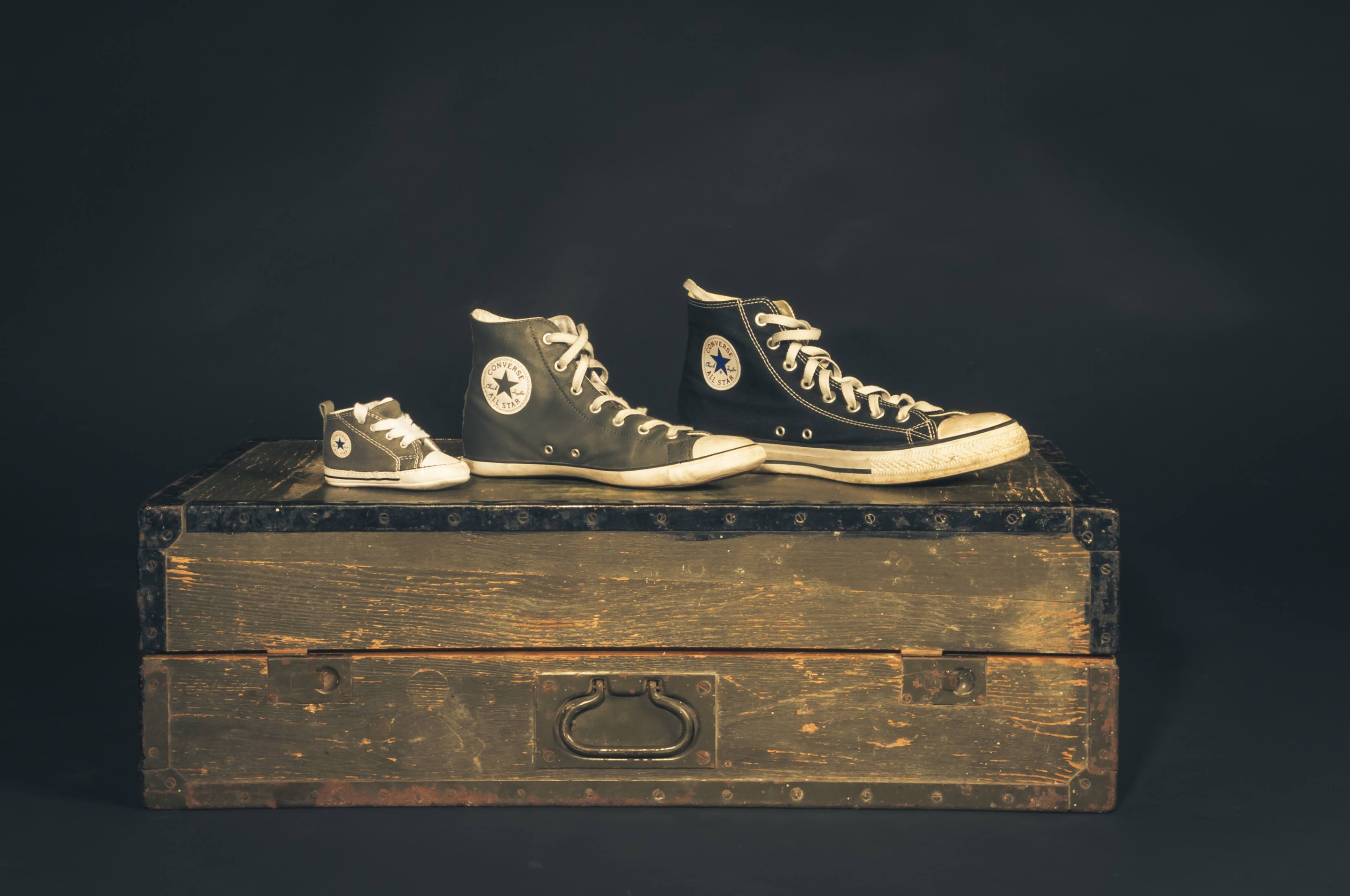 Tres pares de zapatillas evocan los caminos compartidos y las historias que se entrecruzan en la vida. (Foto: Pixabay)