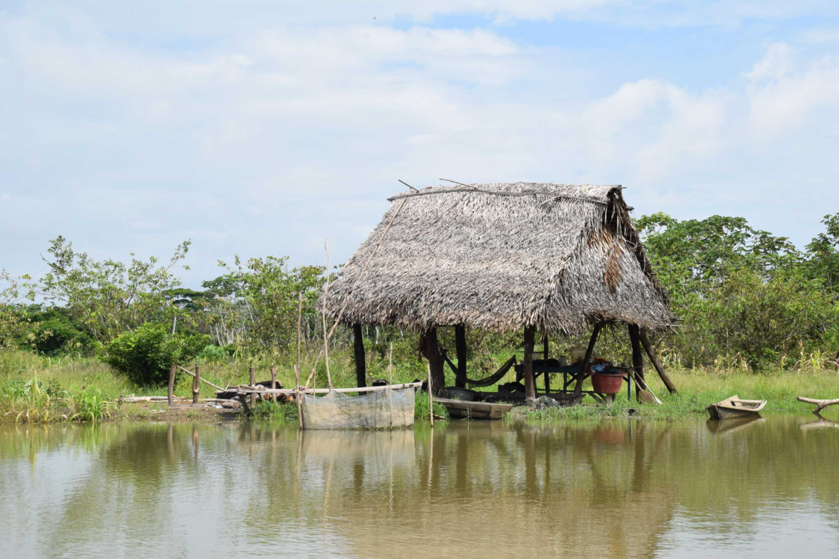Una vivienda junto al río, en la Amazonía, evoca la experiencia de encuentro y misión compartida que marcó a María Eugenia Lloris Aguado. (Foto: Pixabay)