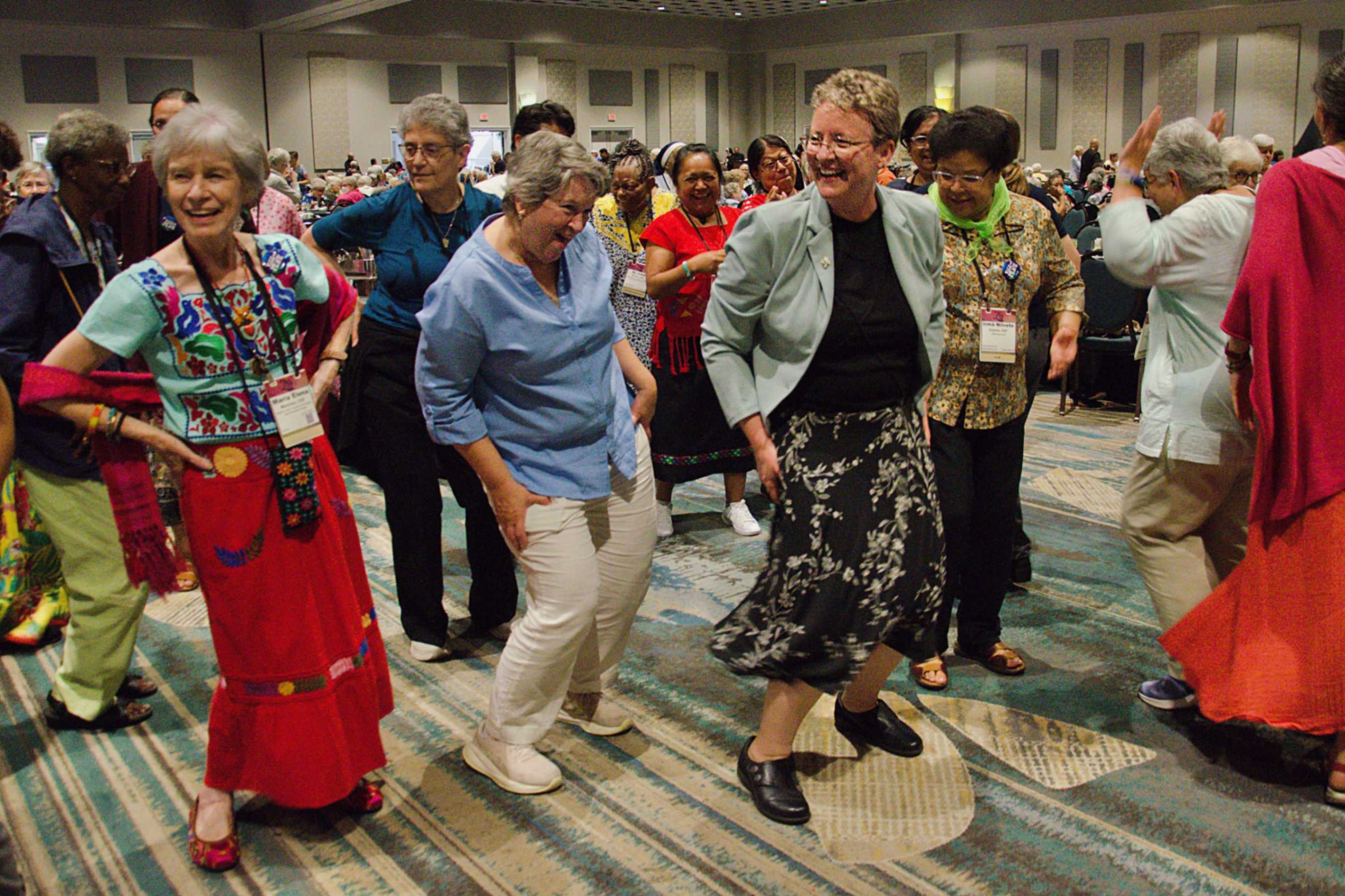 La alegría en la vida consagrada es el tema de agosto de La Vida. En la imagen, hermanas bailan durante una celebración de la 70.ª asamblea de la Conferencia de Liderazgo de Religiosas (LCWR, por sus siglas en inglés), celebrada en Orlando, Estados Unidos, del 10 al 14 de agosto de 2026. (Foto: Dan Stockman)