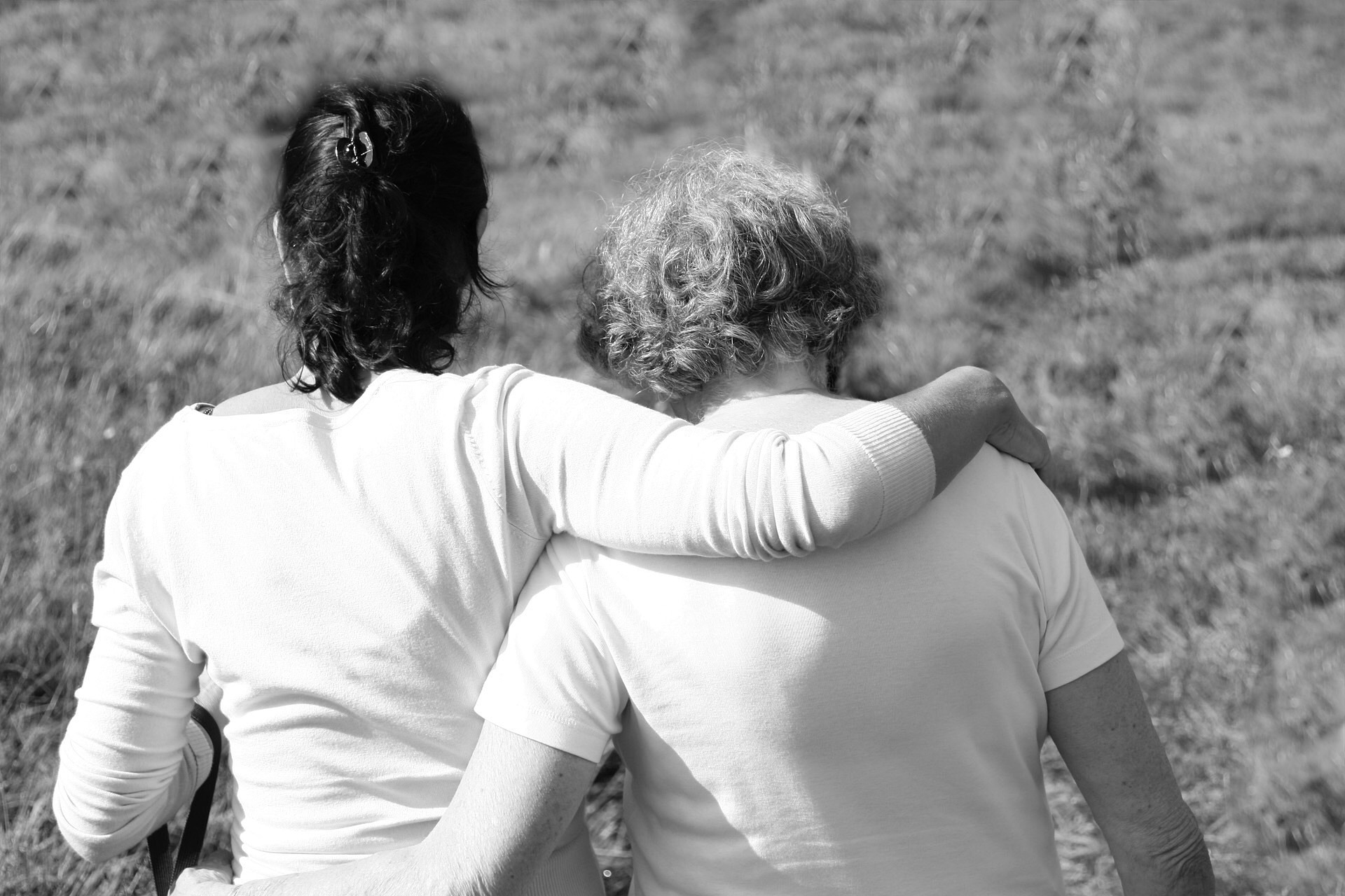 El abrazo y la cercanía pueden ser signos de una alegría que transforma los vínculos. (Foto: Pixabay)