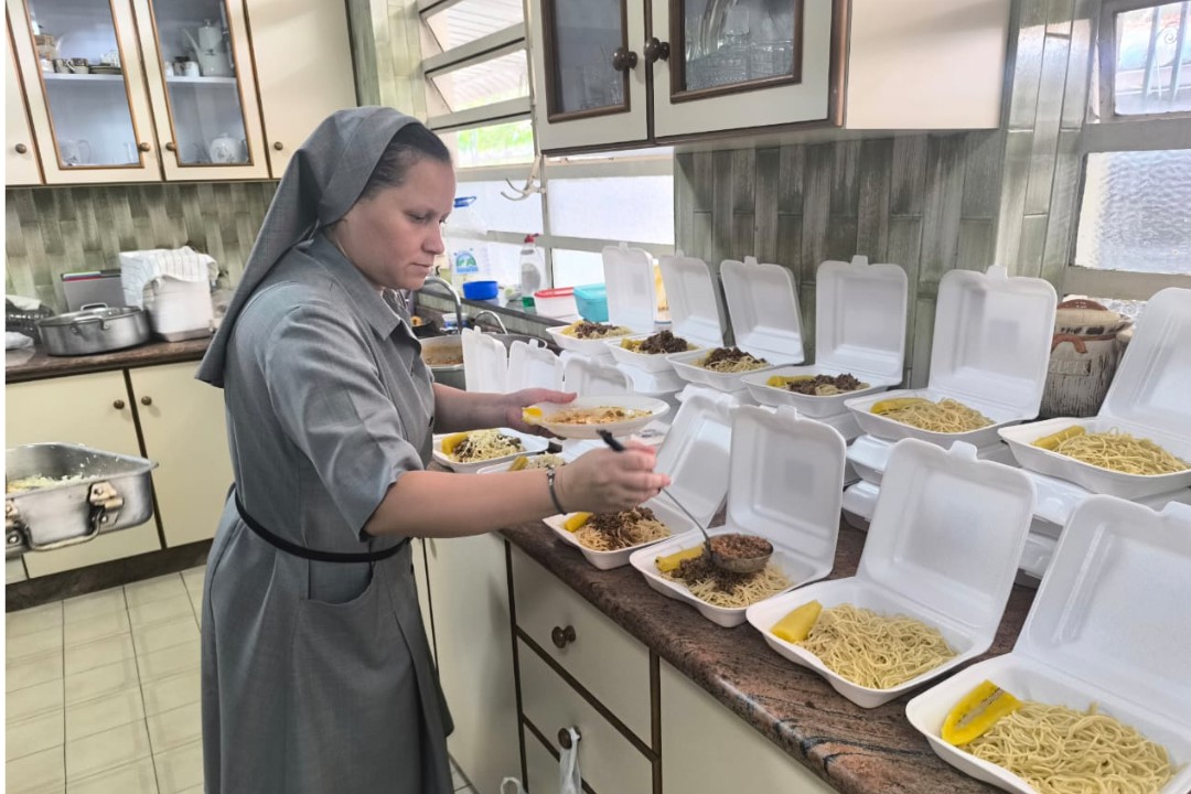 Misioneras Hijas de la Sagrada Familia de Nazaret preparan almuerzos desde su residencia para posteriormente distribuirlos en La Guaira, Venezuela. (Foto: Cortesía Hijas de la Sagrada Familia de Nazaret)
