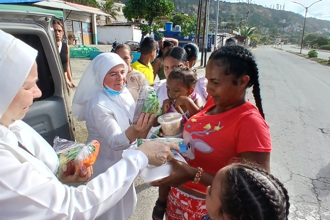 Hermanas de la Congregación Siervas del Santísimo Sacramento se desplazan semanalmente a diversas comunidades afectadas por los terremotos en La Guaira, Venezuela, para entregar alimentos. (Foto: cortesía Congregación Siervas del Santísimo Sacramento)