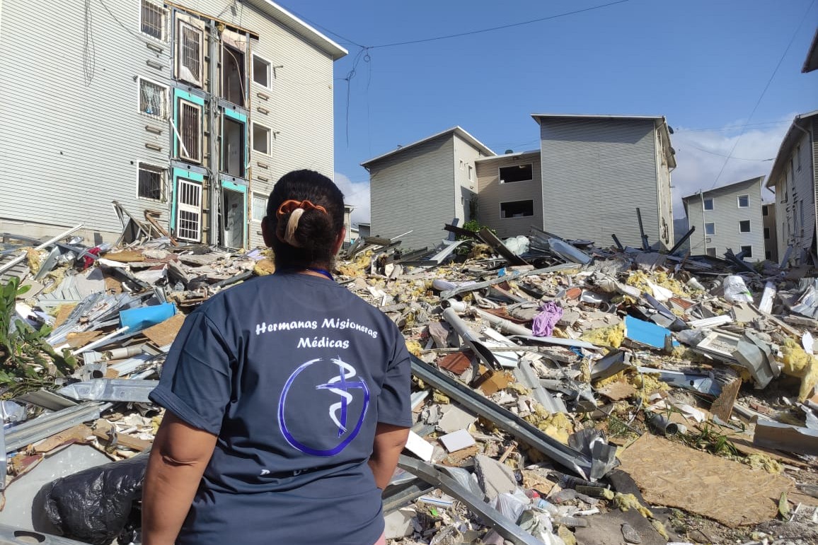 Fiel a su vocación de acompañar a quienes más sufren, la Hna. Yira Infante, HMM, visita la zona cero, donde se registró el mayor impacto del terremoto del 24 de junio de 2026, en Venezuela. (Foto: cortesía Carmen Camacho)