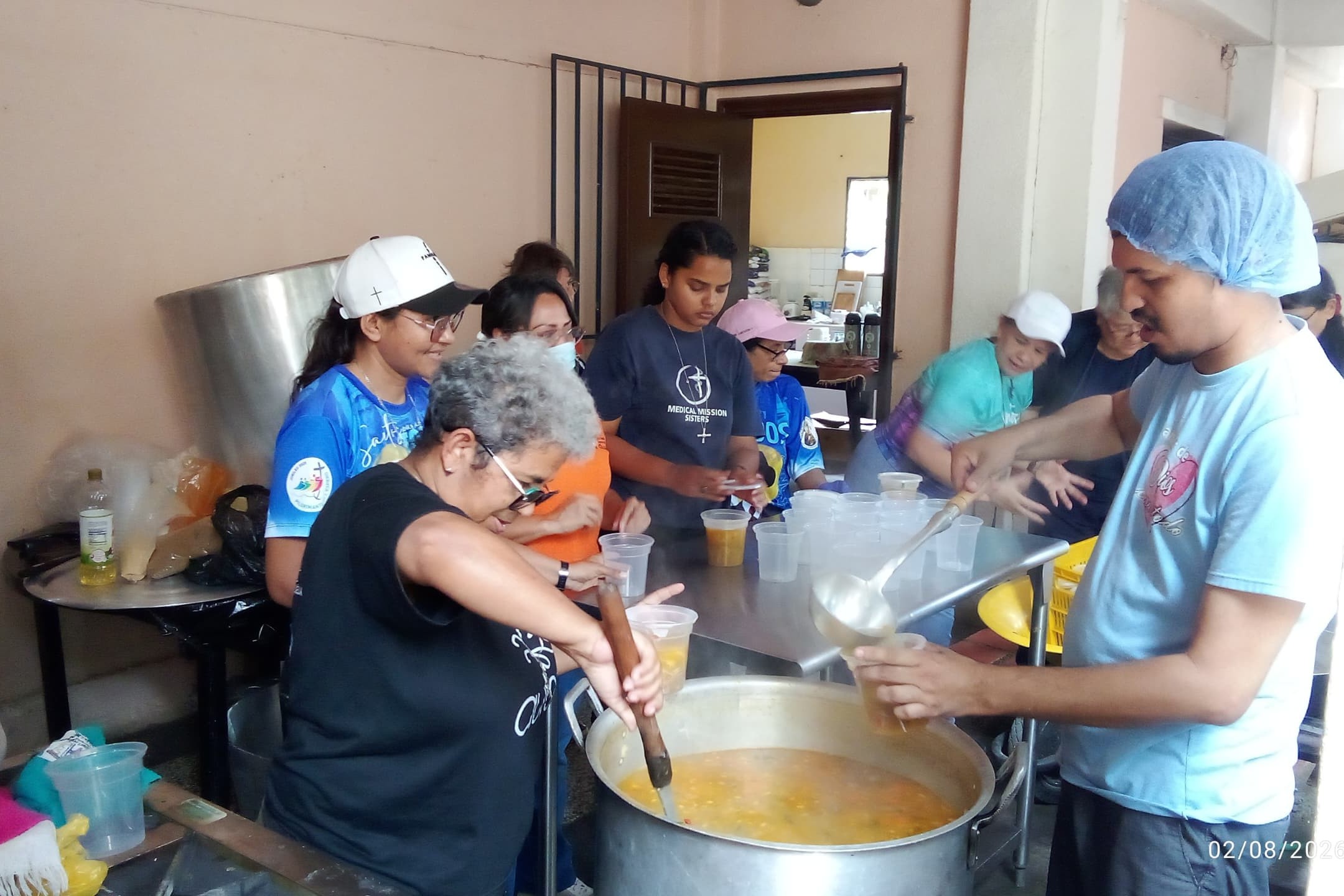 Con la solidaridad que caracteriza a los venezolanos, las hermanas Maigualida Riera y Cariali Ventura, de las Hermanas Misioneras Médicas, ayudan a preparar sopa para distribuir entre las personas afectadas por el terremoto del 24 de junio de 2026, junto con frailes franciscanos, en Los Corales, Caraballeda, estado La Guaira, Venezuela. (Foto: cortesía de Carmen Camacho)