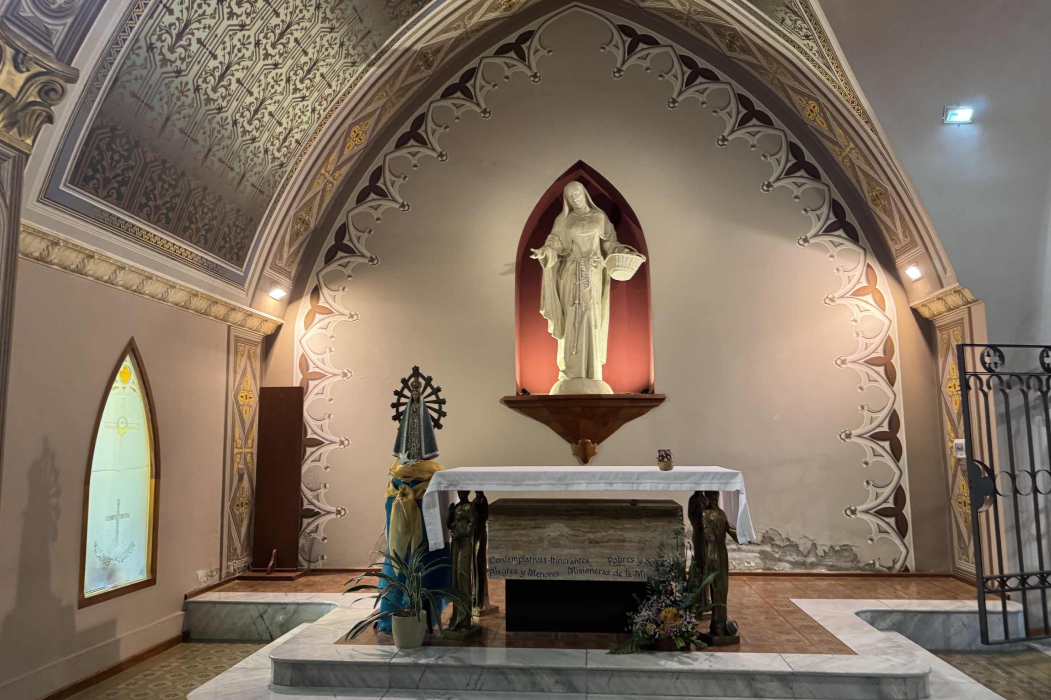Al fondo, la imagen de la beata María del Tránsito Cabanillas con su canastita. Bajo el altar, la urna con sus restos lleva expresiones del carisma de la congregación: contemplativas e itinerantes; alegres y menores; pobres y solidarias; misioneras de la misericordia. El santuario se encuentra en la Casa Madre de las Hermanas Terciarias Misioneras Franciscanas, en Córdoba, Argentina. (Foto: GSR/Helga Leija)