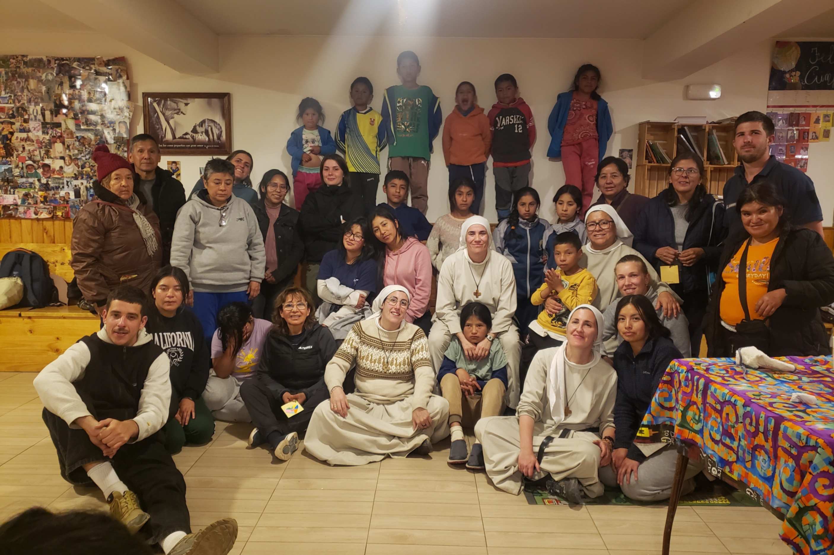 El salón central de la Casa del Niño, con sus paredes de madera y sus calderas siempre encendidas, reúne a hermanas, voluntarias y voluntarios, 'tías' (mujeres cuidadoras) y niños. (Foto: cortesía de Begoña Costillo)