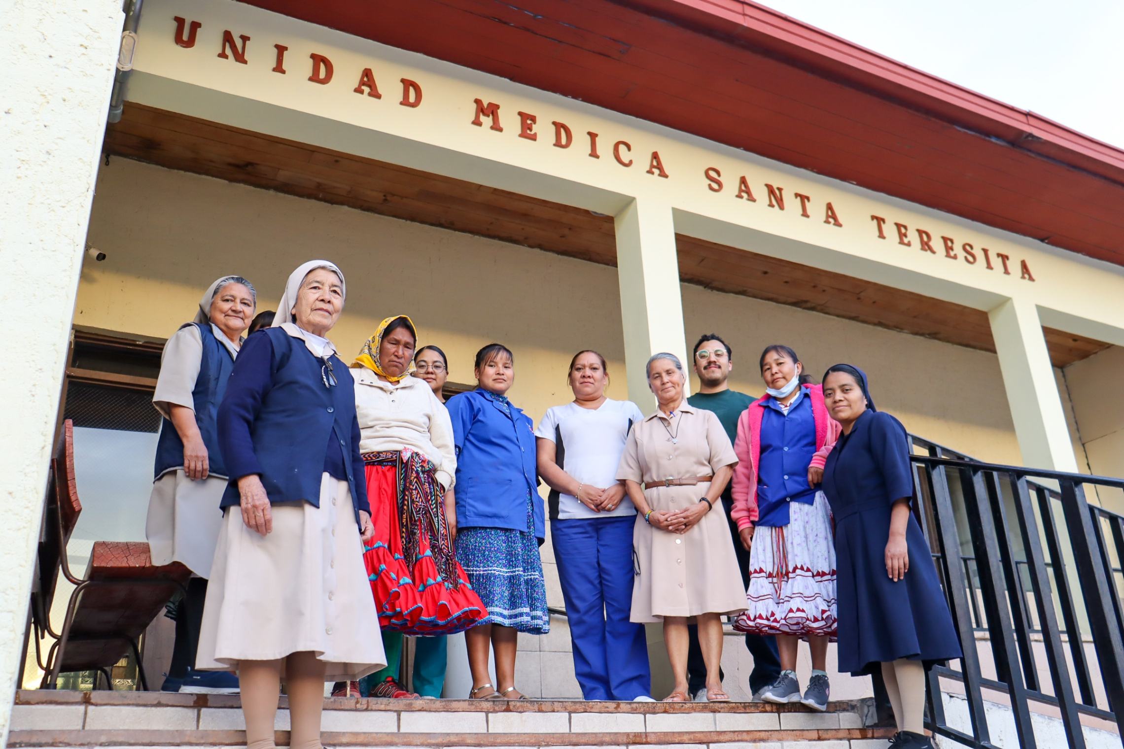 El equipo de la Clínica Santa Teresita, administrada por las Hijas de la Caridad de San Vicente de Paúl, en Creel, Chihuahua, México. El complejo asistencial del que forma parte benefició en 2025 a más de 48 mil personas en 13 municipios de la Sierra Tarahumara. (Foto: Eduardo Cordero)