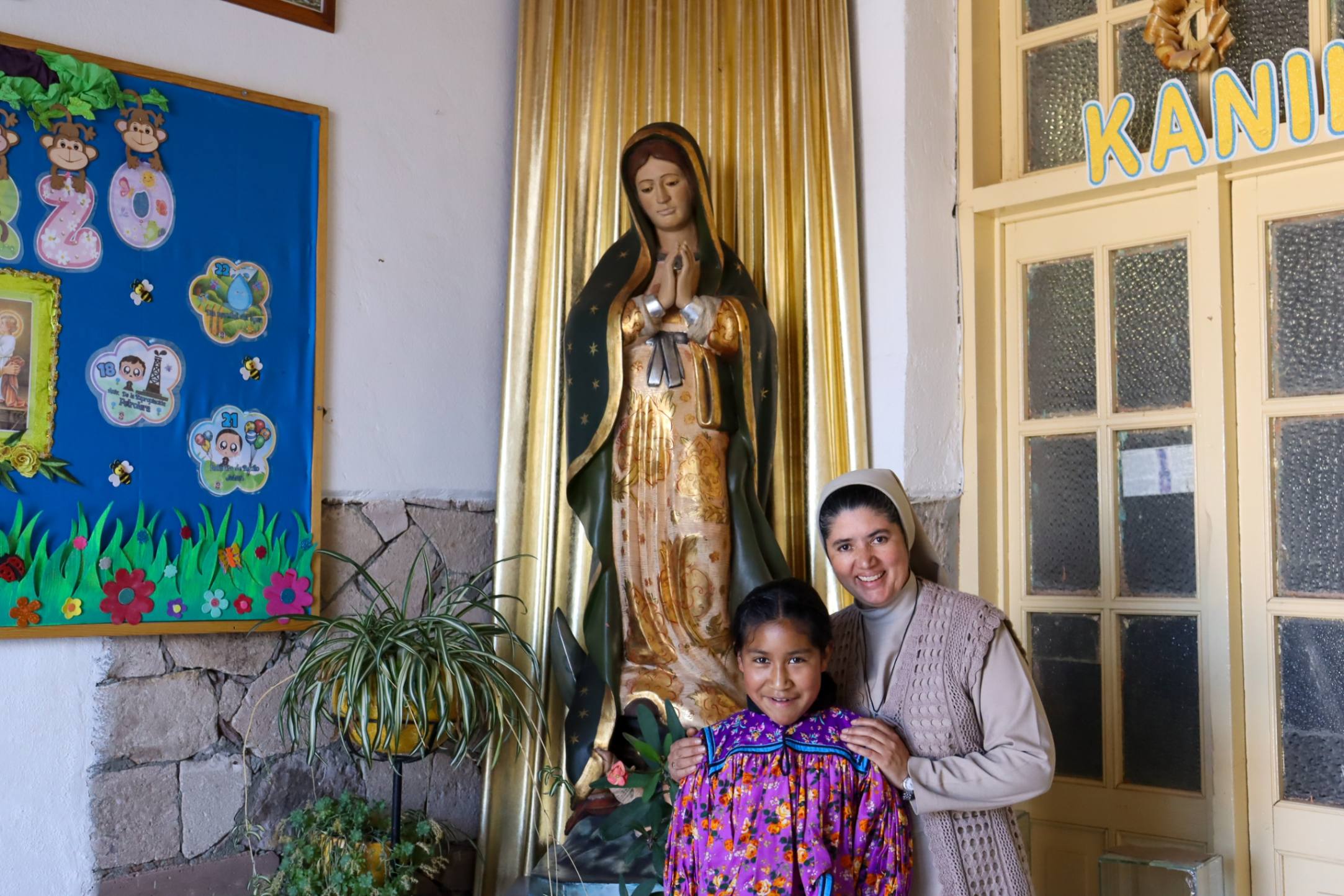 La Hna. Adriana Begonia Sáenz junto a una niña rarámuri en el Internado Indígena de Nuestra Señora de Guadalupe, en Norogachi, Chihuahua, México. (Foto: Eduardo Cordero)
