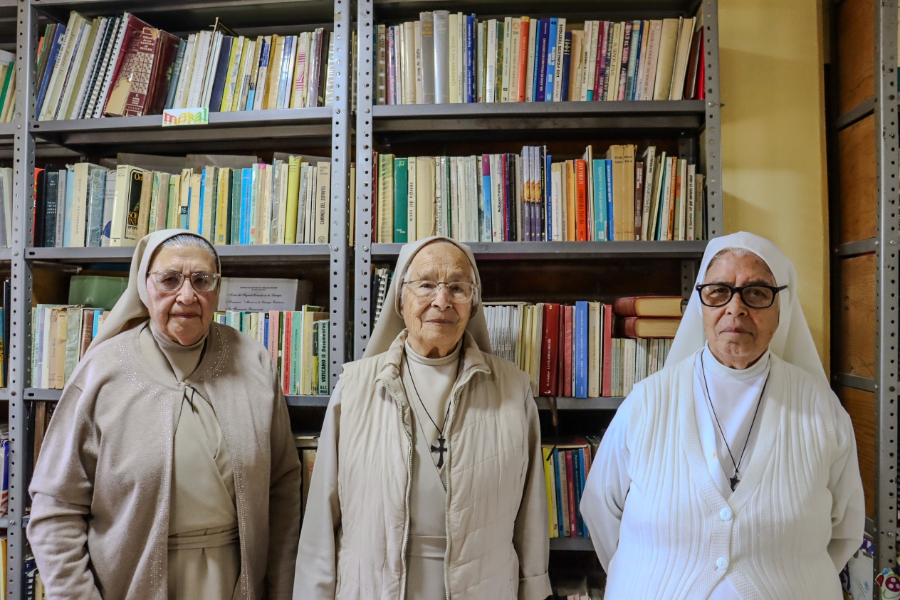 Clara Calzadillas, Claudia Ortega y Mercedes Solano, de las Siervas del Sagrado Corazón de Jesús y de los Pobres, reconstruyen en la biblioteca de su casa provincial los recuerdos de casi un siglo de misión en la Sierra Tarahumara. (Foto: Eduardo Cordero)