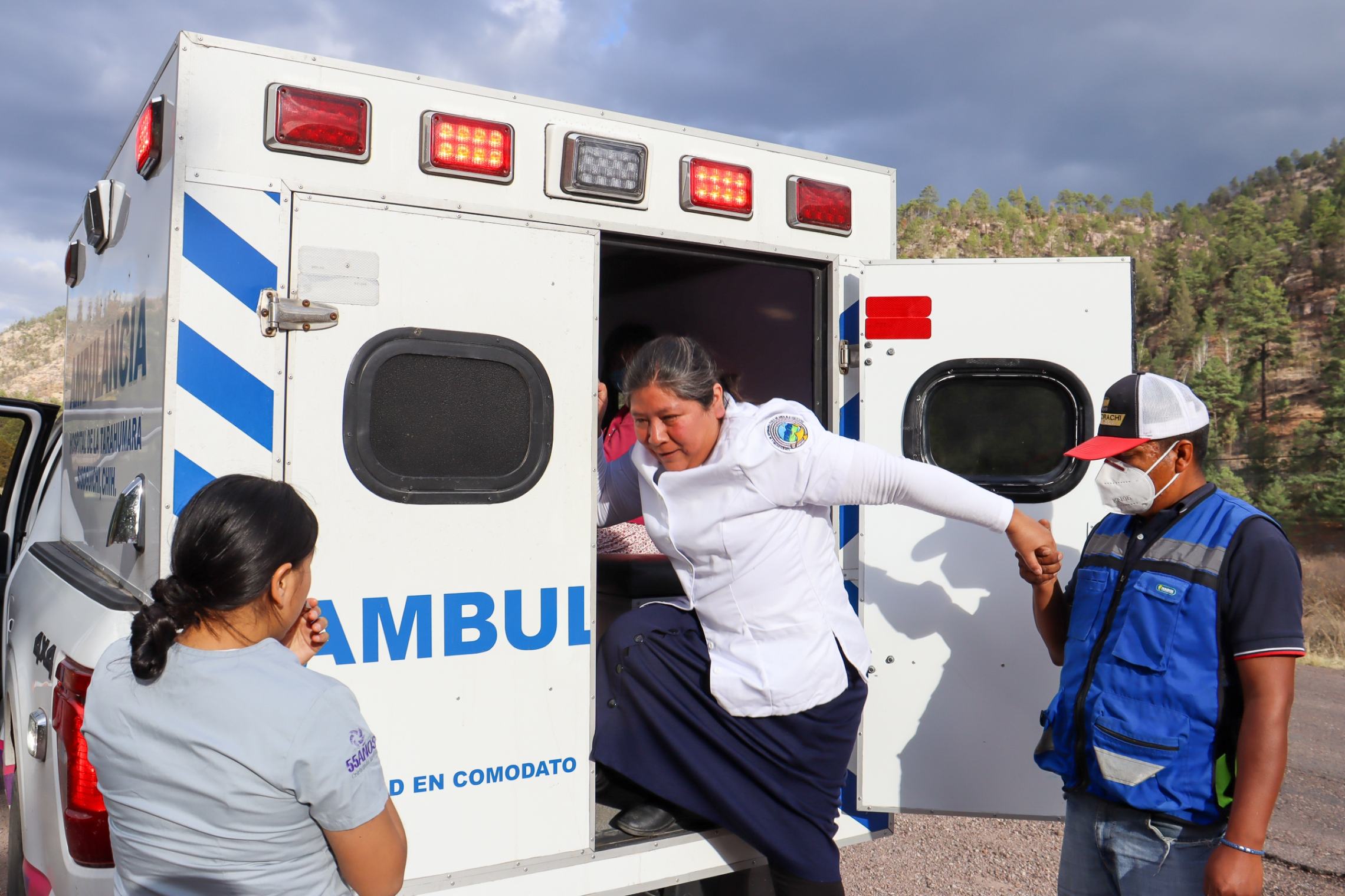 La Hna. María de la Luz González Mejía, de las Hijas Mínimas de María Inmaculada, durante un traslado de una paciente con tuberculosis. Es enfermera, directora académica de la Escuela de Enfermería Pablo de Anda No. 3 y participa en los traslados nocturnos del Hospital de la Tarahumara, en Sisoguichi, México. (Foto: Eduardo Cordero)