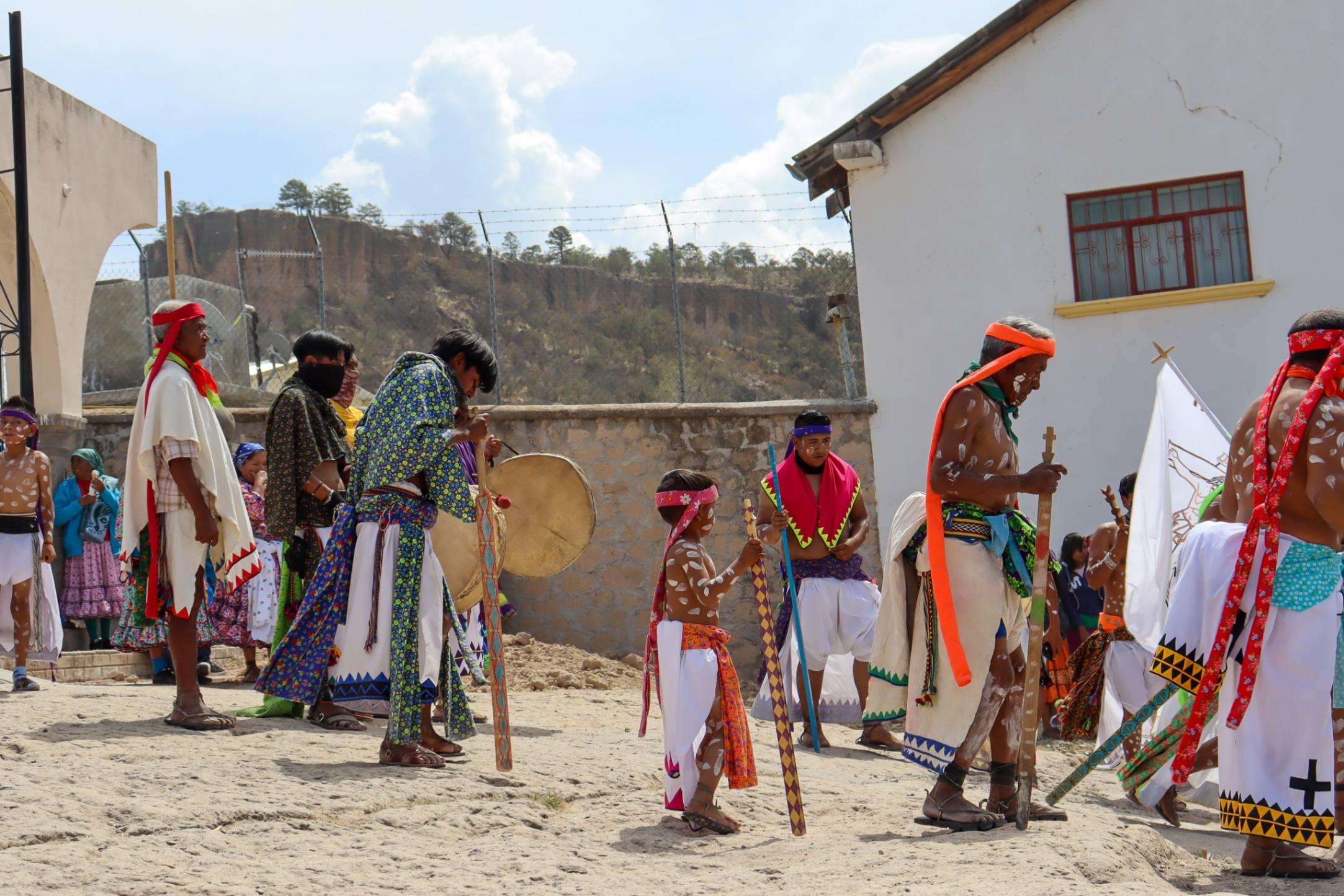 Un niño rarámuri participa en las celebraciones de Semana Santa en Norogachi, Chihuahua, México. En la Sierra Tarahumara, los preparativos y celebraciones de estos días forman parte de una tradición religiosa en la que participan las comunidades rarámuris. (Foto: Eduardo Cordero)
