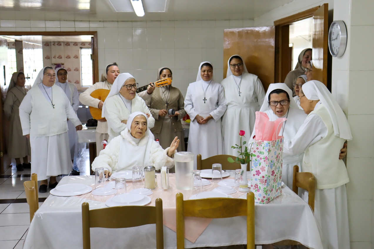 Varias religiosas mayores de las Siervas del Sagrado Corazón de Jesús y de los Pobres se reúnen en su casa provincial, en Chihuahua, México, en donde conviven hoy generaciones distintas de una misión que cumple más de un siglo. (Foto: Eduardo Cordero)