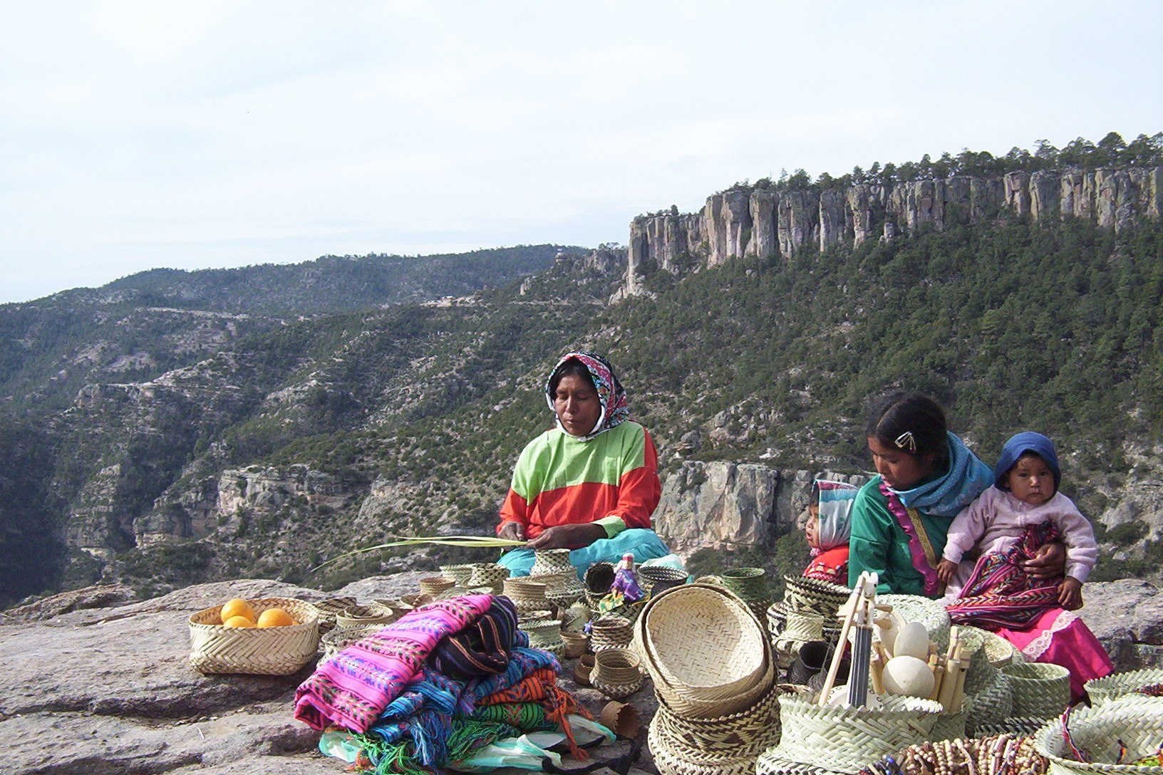 En el fondo de un cañón de la Sierra Tarahumara, mujeres rarámuris venden cestas, mantas y naranjas que ellas mismas cultivan. Este mismo territorio fue cruzado una y otra vez, a pie, en mula o en avioneta, por las religiosas. (Foto: Lance Fisher / Wikimedia Commons, CC BY-SA 2.0)
