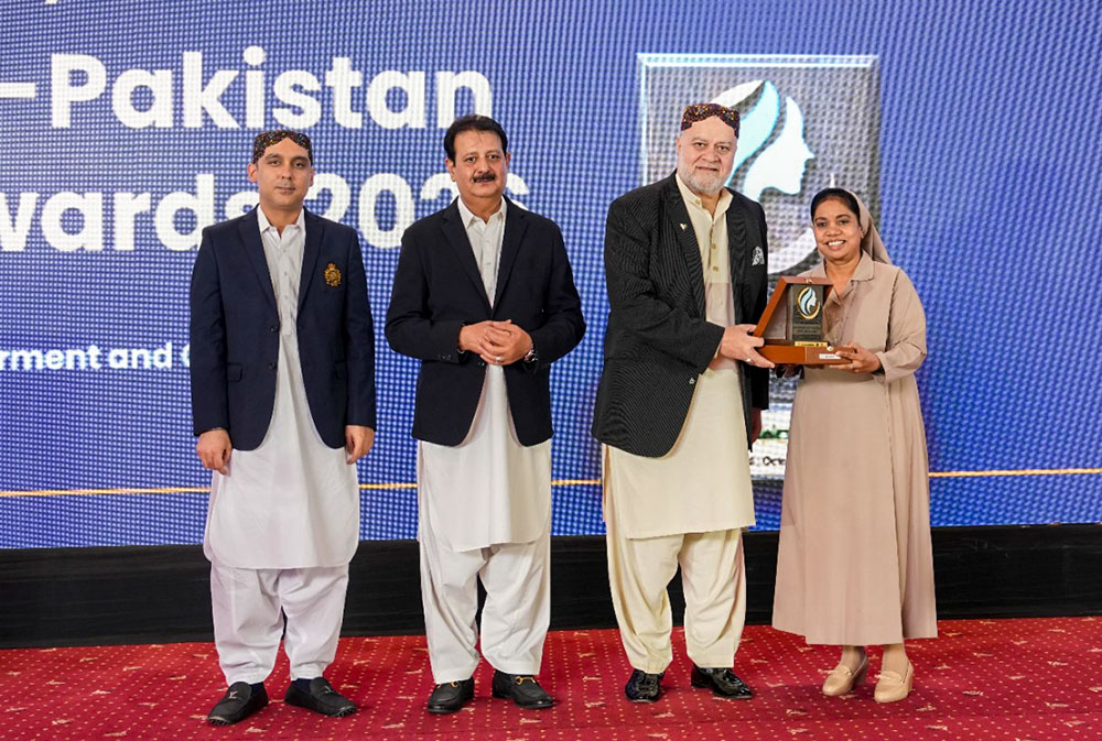 Sr. Mariam Gill receives an award from Pakistan's federal minister for poverty alleviation and social safety, Syed Imran Ahmed Shah, on Oct. 14, 2026, in Islamabad. (Courtesy of Christopher Sharaf)