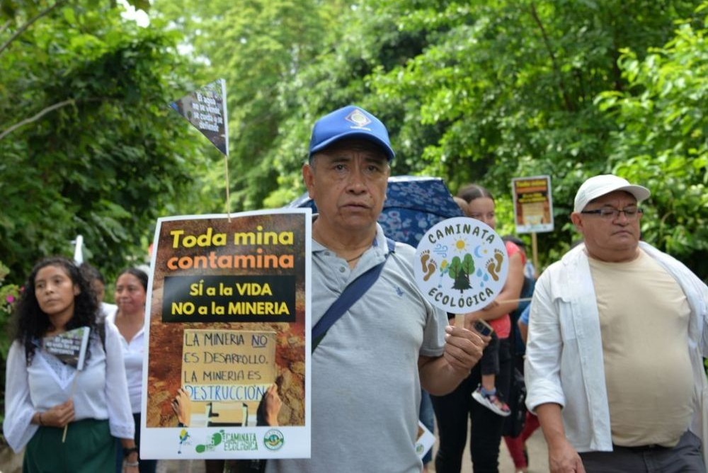 Women and men from different parts of El Salvador, including residents of the San Francisco Angulo community, walked on Sept. 26 against environmental pollution, as part of the Season of Creation. (Lissette Lemus)