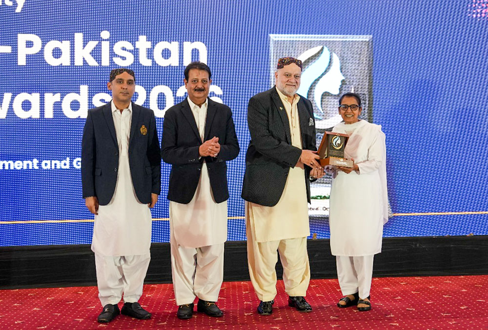 Sr. Genevieve Ram Lal receives an award from Pakistan's federal minister for poverty alleviation and social safety, Syed Imran Ahmed Shah, on Oct. 14, 2026, in Islamabad. (Courtesy of Christopher Sharaf)