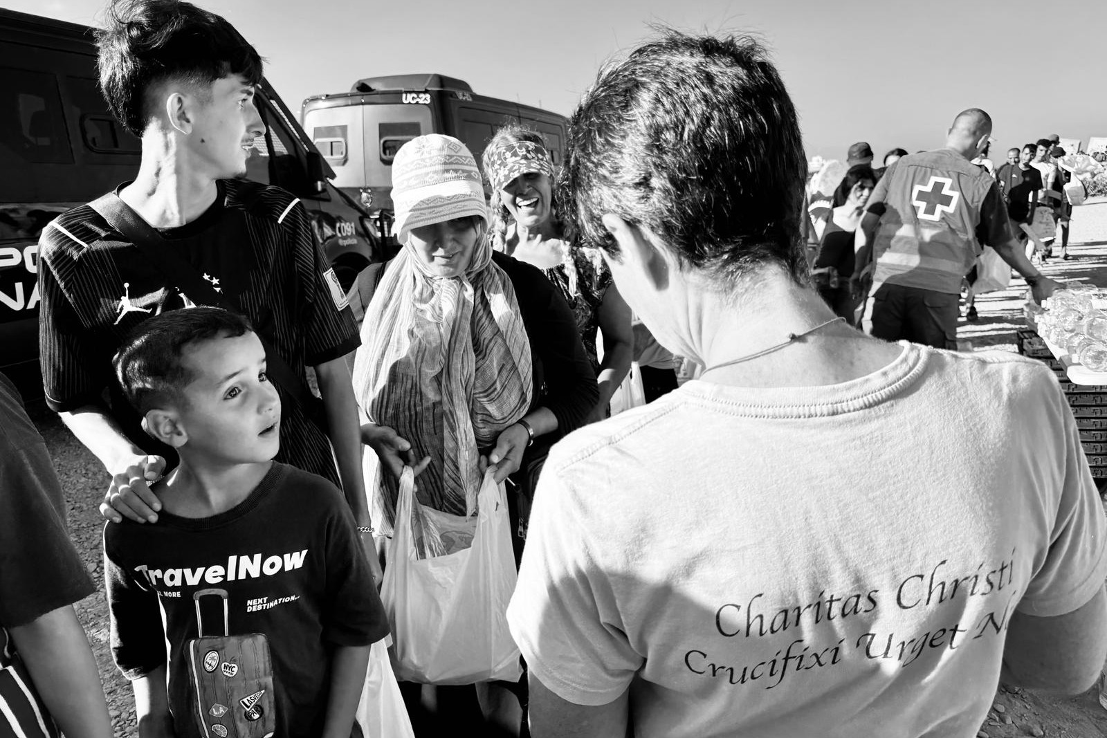 Las Hijas de la Caridad y la Cruz Roja Española distribuyen alimentos, medicinas y otros productos de primera necesidad entre los migrantes que llegaron a Ceuta, ciudad española situada en el norte de África, junto a la frontera con Marruecos. A finales de julio, más de 70 000 personas entraron en la ciudad. (Foto: cortesía Mari Carmen Sapiña)