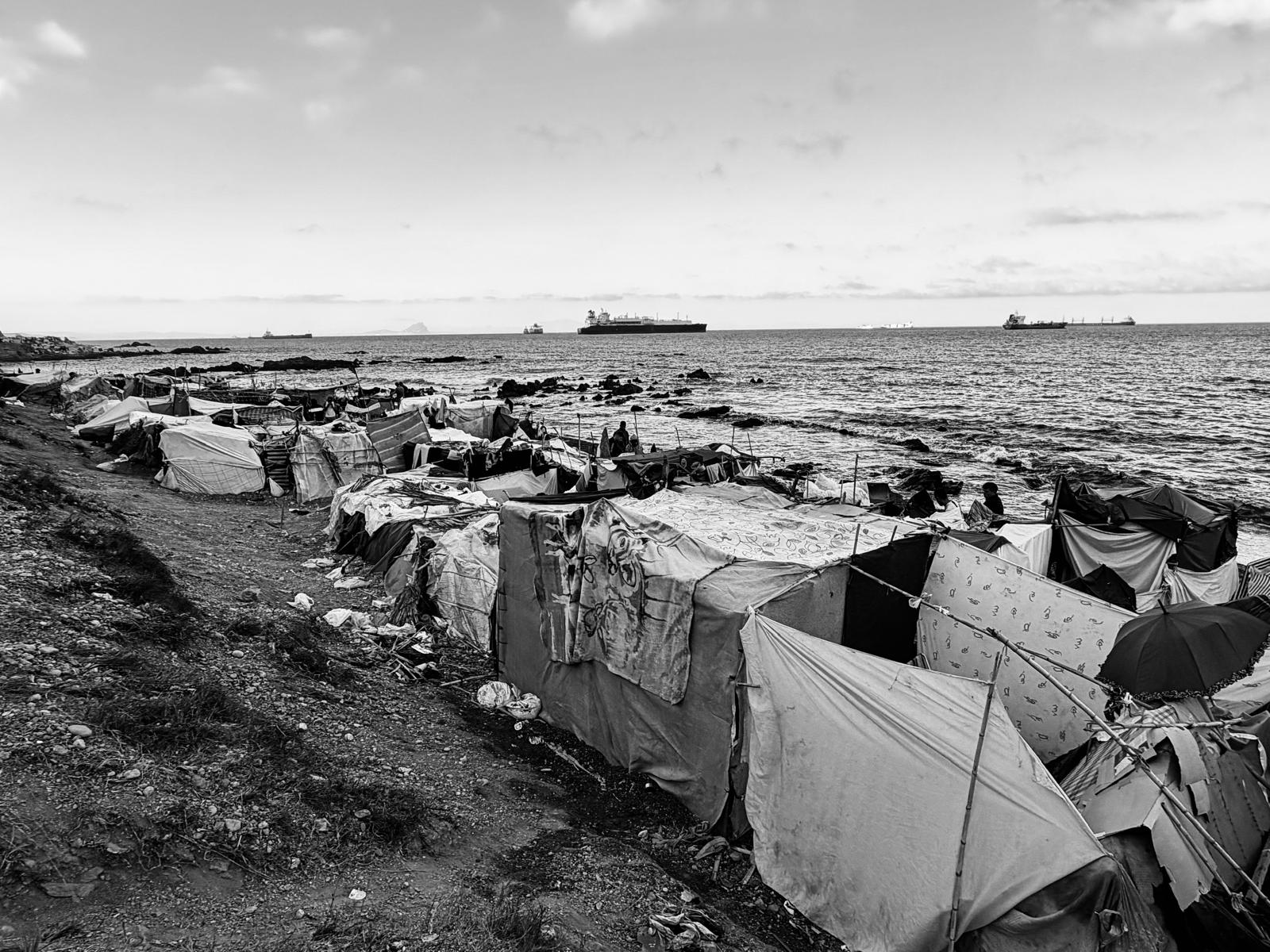 Chozas construidas con cartón y plástico sirvieron de alojamiento a migrantes en la playa del Trampolín, en Ceuta. El desalojo de la zona se dio a conocer el 4 de octubre de 2026. (Foto: cortesía Mari Carmen Sapiña, enviada el 26 de septiembre de 2026)