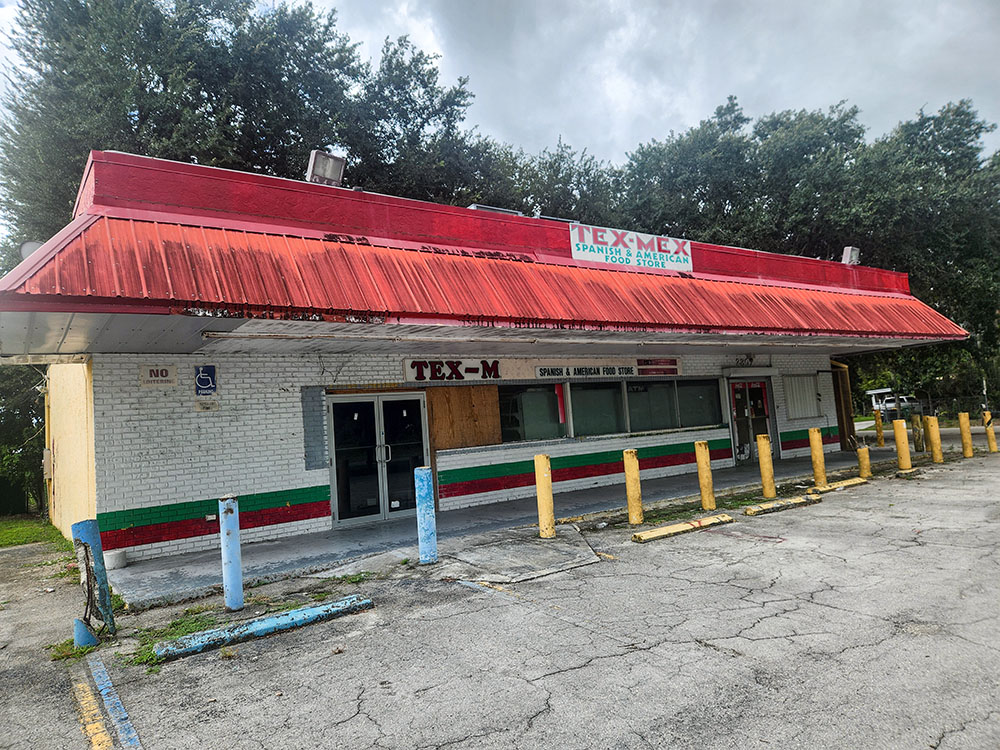 An abandoned restaurant in Immokalee, Florida, an increasingly common sight in a community facing economic challenges. (GSR photo/Chris Herlinger)
