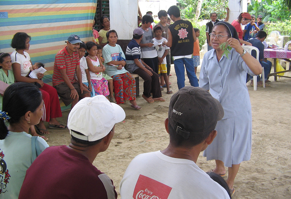 Sr. Edita Eslopor leads training in herbal medicine. (Courtesy of Edita Espolor)