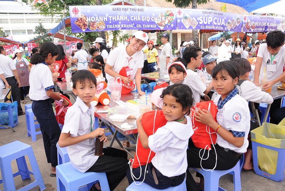 Children enjoy the different foods at the Christmas festival in the Archdiocese of Ho Chi Minh City. (Nguyen)