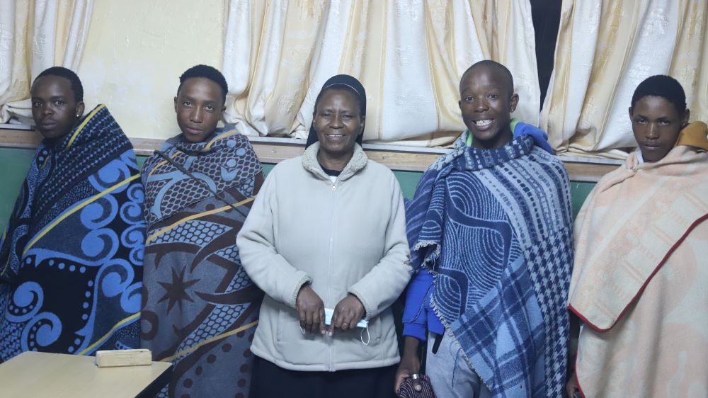 La Hna. Jacintha Sefali, de las Hermanas del Buen Pastor de Quebec, posa para una foto con algunos de sus alumnos en la Escuela Nocturna del Buen Pastor en Semonkong, Lesoto. (Foto: GSR/Doreen Ajiambo)